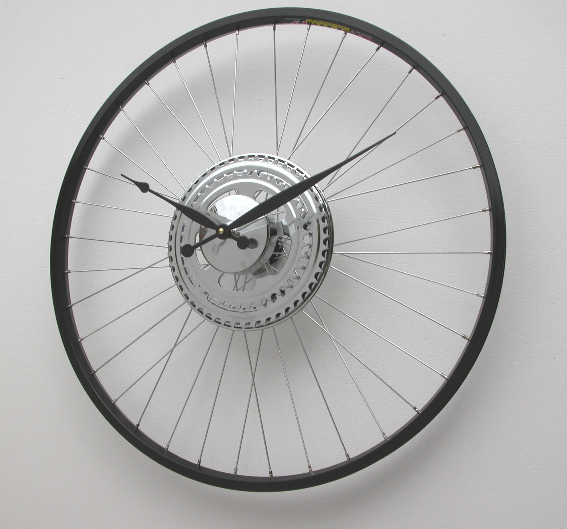 Часовые колеса. Велосипедное колесо искусство. Часы колесо. Велосипед колесо черный. Чёрное велосипедное колесо.