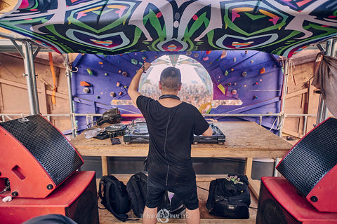 DJ Ace Ventura rocking the Maha Tee and Psylo shorts during his set at Free Earth festival, photo by Amir Weiss @awtransform