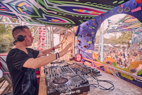 DJ Ace Ventura rocking the Maha Tee during his set at Free Earth festival, photo by Amir Weiss @awtransform