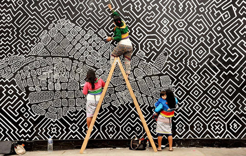 Photograph of the “Barranco Shipibo” mural process taken by Olga Osnayo Oliveros. The mural is the work of the SÖI collective made up of Wilma Maynas, Alejandra Ballón Gutiérrez, Silvia Ricopa and Olinda Silvano.