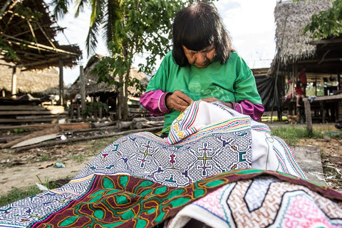 Shipibo-Conibo traditional embroidering art. Photo by Juan Carlos Huayllapuma/CIFOR