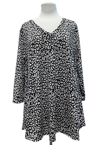 37 PQ-F {Only The Wild} Black Animal Print V-Neck Top EXTENDED PLUS SIZE 3X 4X 5X