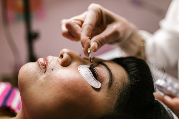 lash extensions and contact lenses