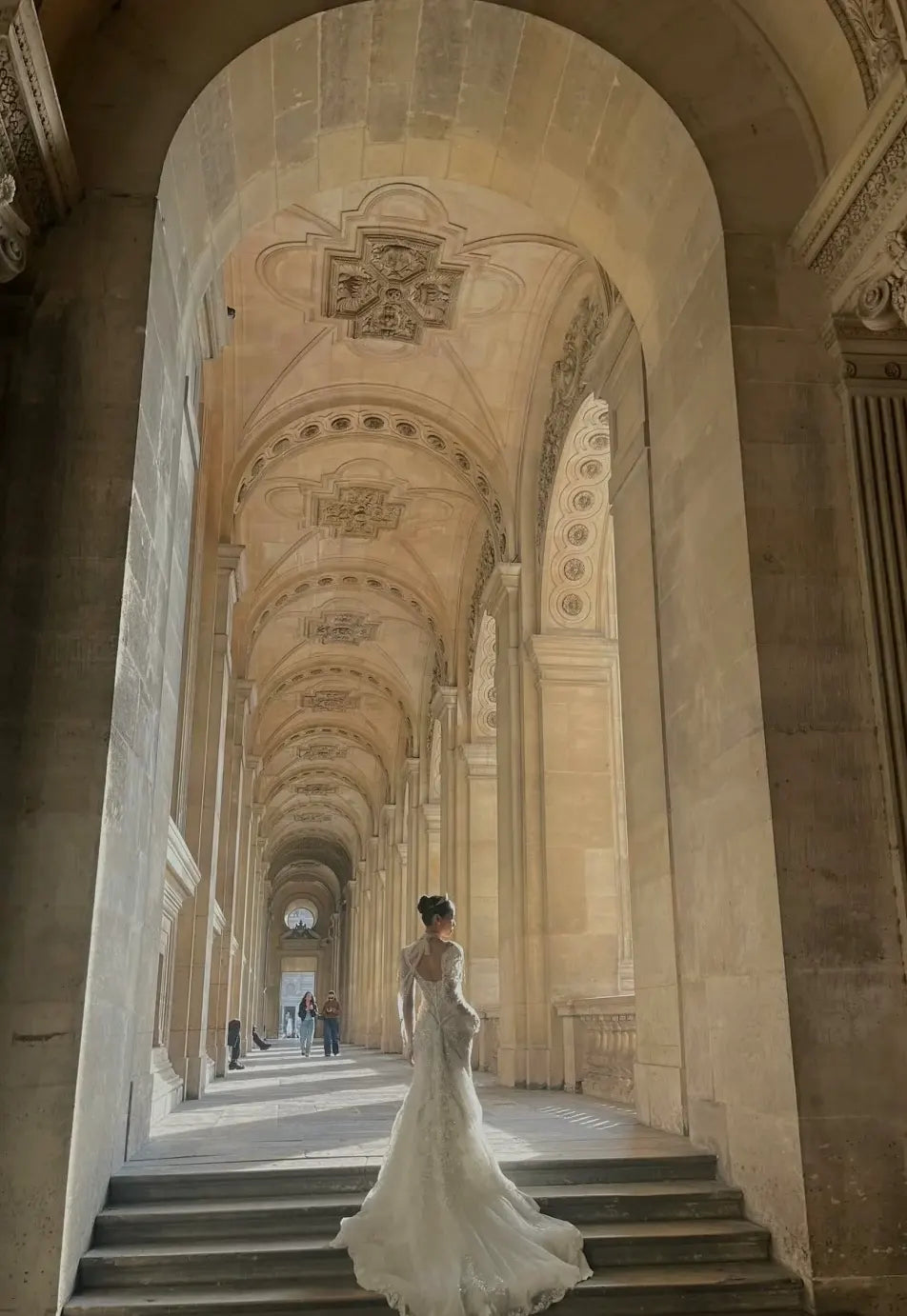 Bride in a bohemian backless mermaid dress in a palace setting – a fusion of classic and modern for a castle wedding