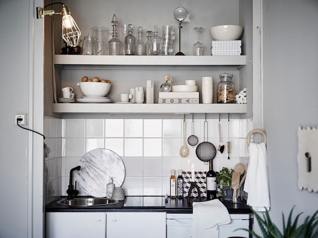 Lovely Swedish Style in Tiny Apartment– Grøn + White