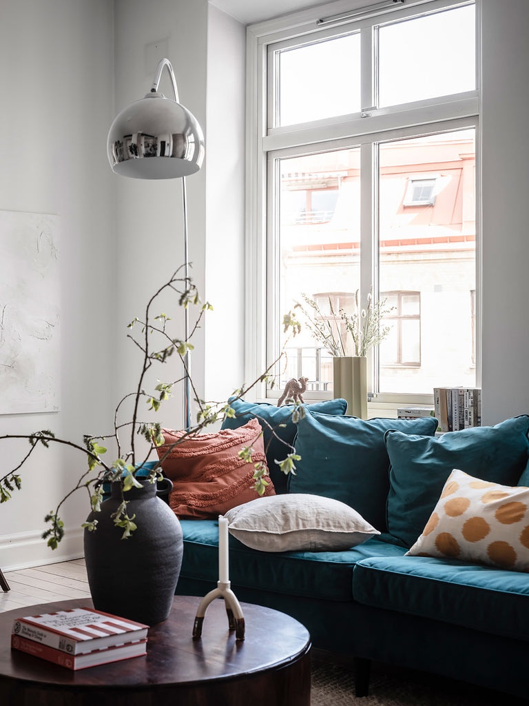 Stunning Apartment With Curve Appeal - And That Gallery Wall!– Grøn + White
