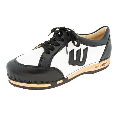 abby, clog sneakers damen mit biegsamer nachhaltiger holzsohle, farbe: schwarz-weiss (Glattleder), holzclogs woody, woody schuhe, woody shoes, handgemachte holzschuhe aus österreich, kärnten