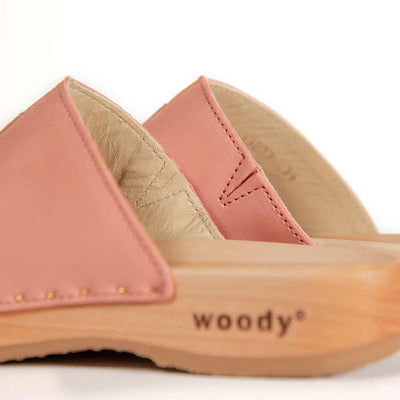 anja-farbe: coral_clogs pantoletten damen mit biegsamer nachhaltiger weidenholzsohle, holzclogs woody, woody schuhe, woody shoes, handgemachte holzschuhe aus österreich, kärnten