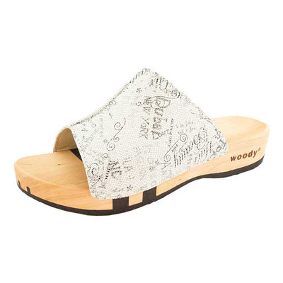 anja-farbe: travel blanco (weiß mit staedtenamen)_clogs pantoletten damen mit biegsamer nachhaltiger weidenholzsohle, holzclogs woody, woody schuhe, woody shoes, handgemachte holzschuhe aus österreich, kärnten