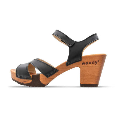 carmen, farbe: schwarz_clogs sandalen damen mit biegsamer nachhaltiger weidenholzsohle und knöchelriemchen, holzclogs woody, woody schuhe, woody shoes, handgemachte holzschuhe aus österreich, kärnten