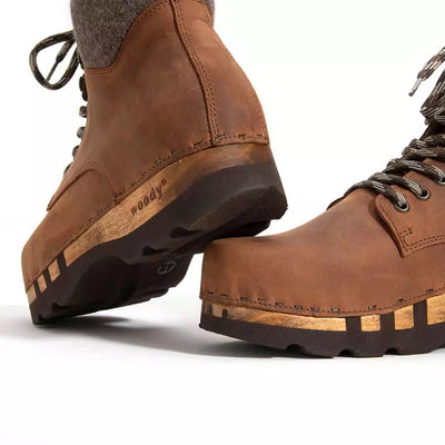 MORITZ-clog-boots-stiefel-herren-mit-biegsamer-nachhaltiger-holzsohle-farbe: tabacco-braun-holzclogs-woody-schuhe-woody shoes-handgemachte-holzschuhe-aus-österreich-kärnten