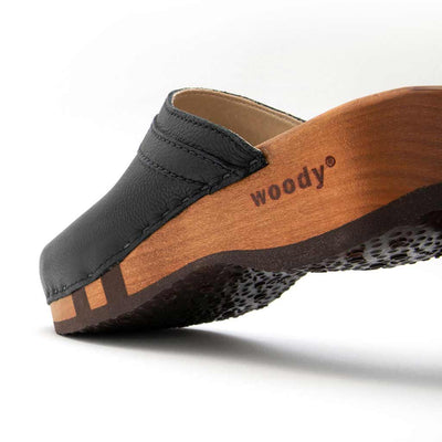 hanni, clogs damen mit biegsamer nachhaltiger holzsohle, farbe: nero-schwarz, holzclogs woody, woody schuhe, woody shoes, handgemachte holzschuhe aus österreich, kärnten