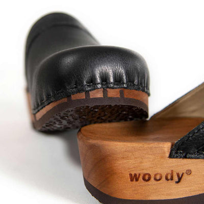 hanni, clogs damen mit biegsamer nachhaltiger holzsohle, farbe: nero-schwarz, holzclogs woody, woody schuhe, woody shoes, handgemachte holzschuhe aus österreich, kärnten