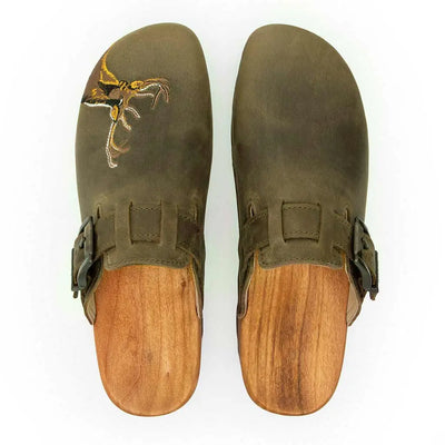 hubertus, clog mit stick für Damen, biegsame nachhaltige holzsohle, farbe: olivia, holzclogs woody, woody schuhe, woody shoes, handgemachte holzschuhe aus österreich, kärnten