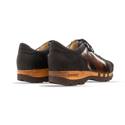 luca fell, sneakers clogs herren mit biegsamer nachhaltiger holzsohle und tricolore kuhfell, farbe: fell natur, holzclogs woody, woody schuhe, woody shoes, handgemachte holzschuhe aus österreich, kärnten