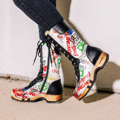 Ramona von woody Schuhe. Damen Stiefel mit hohem Schaft bestellen. Holzclog Stiefel. Holzstiefel. Stiefel für Damen handgemacht. Handgemachte Stiefel kaufen., farbe: showtime (multicolor-print)