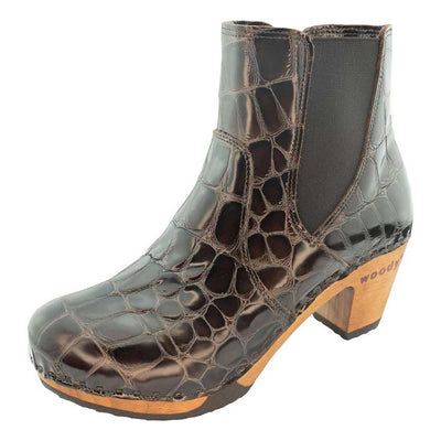 lara-farbe: cuca brown (braun krokomuster)_clog boots damen mit biegsamer nachhaltiger Weidenholzsohle-holzclogs woody, woody schuhe, woody shoes, handgemachte holzschuhe aus österreich, kärnten