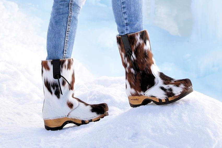 woody-Holzschuhe-Modell-Rose-Naturfell-Stiefel-mit-der-biegsamen-Holzsohle-nie-mehr-kalte-Füße