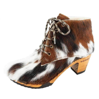 betty, fell clog stiefel damen mit biegsamer nachhaltiger holzsohle, farbe: fell natur (tricolore), holzclogs woody, woody schuhe, woody shoes, handgemachte holzschuhe aus österreich, kärnten