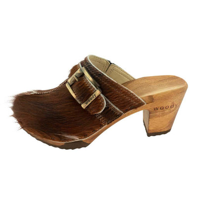 claudia, farbe: fell natur_clogs pantolette damen mit absatz auf biegsamer nachhaltiger weidenholzsohle, holzclogs woody, woody schuhe, woody shoes, handgemachte holzschuhe aus österreich, aussenseite