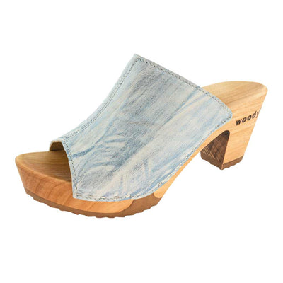 elly, farbe: barbor blue (hellblau gemustert)_clogs pantolette damen mit absatz mit biegsamer nachhaltiger weidenholzsohle, holzclogs woody, woody schuhe, woody shoes, handgemachte holzschuhe aus österreich, kärnten