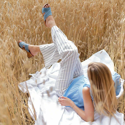 fiona-farbe: celeste alias hellblau, pantoletten clogs damen mit biegsamer nachhaltiger Holzsohle,holzclogs woody, girl, field, woody schuhe, woody shoes, handgemachte holzschuhe aus österreich, kärnten