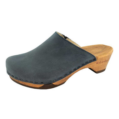 katharina, clogs damen mit biegsamer nachhaltiger holzsohle, farbe: avion-blau, holzclogs woody, woody schuhe, woody shoes, handgemachte holzschuhe aus österreich, kärnten