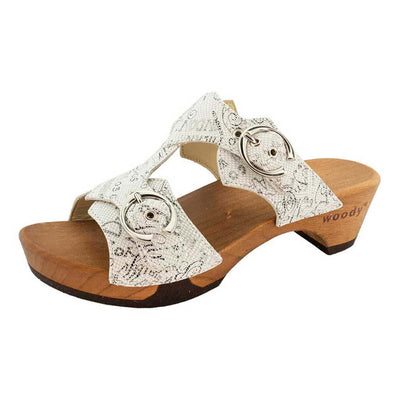 leonie, pantoletten clogs damen mit schnallen und biegsamer nachhaltiger holzsohle, farbe: travel blanco, holzclogs woody, woody schuhe, woody shoes, handgemachte holzschuhe aus österreich, kärnten