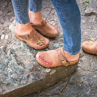 manu kärnten, clogs damen mit stick und biegsamer nachhaltiger holzsohle, der bestseller, farbe: tabacco-braun, holzclogs woody, woody schuhe, woody shoes, handgemachte holzschuhe aus österreich, kärnten