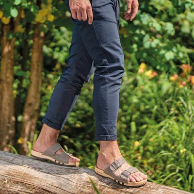 max, pantoletten clogs herren mit biegsamer nachhaltiger holzsohle, der bestseller, farbe: jeans-grau, holzclogs woody, woody schuhe, woody shoes, handgemachte holzschuhe aus österreich, kärnten