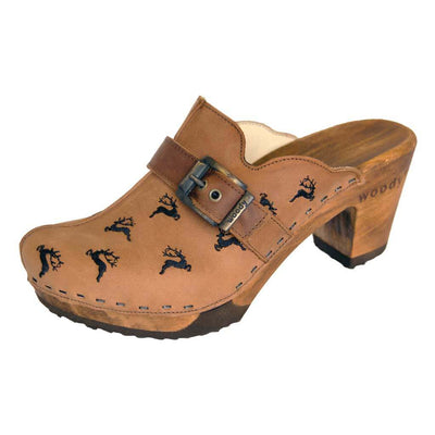 silvana, clog mit stick hirsche streumuster für damen, biegsame nachhaltige holzsohle mit absatz, farbe: tabacco (braun) mit stick, holzclogs woody, woody schuhe, woody shoes, handgemachte holzschuhe aus österreich, kärnten