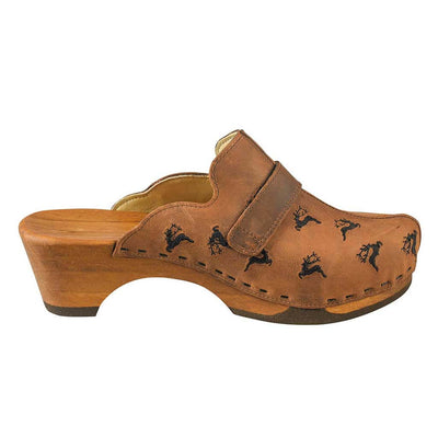 silvana, clog mit stick hirsche streumuster für damen, biegsame nachhaltige holzsohle mit absatz, farbe: tabacco (braun) mit stick, holzclogs woody, woody schuhe, woody shoes, handgemachte holzschuhe aus österreich, kärnten