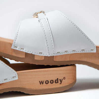 modell-alice-farbe: weiss_clogs pantoletten damen mit biegsamer nachhaltiger weidenholzsohle, holzclogs woody, woody schuhe, woody shoes, handgemachte holzschuhe aus österreich, kärnten