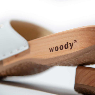 modell-alice-farbe: weiss_clogs pantoletten damen mit biegsamer nachhaltiger weidenholzsohle, holzclogs woody, woody schuhe, woody shoes, handgemachte holzschuhe aus österreich, kärnten