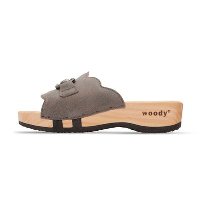 modell-annika-farbe: sand_clogs pantoletten damen mit biegsamer nachhaltiger weidenholzsohle, holzclogs woody, woody schuhe, woody shoes, handgemachte holzschuhe aus österreich, kärnten, metal-accessoires-inchrome-optic