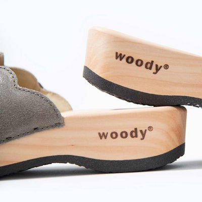 modell-annika-farbe: sand_clogs pantoletten damen mit biegsamer nachhaltiger weidenholzsohle, holzclogs woody, woody schuhe, woody shoes, handgemachte holzschuhe aus österreich, kärnten, metal-accessoires-inchrome-optic