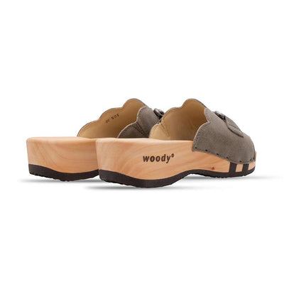 modell-annika-farbe: sand_clogs pantoletten damen mit biegsamer nachhaltiger weidenholzsohle, holzclogs woody, woody schuhe, woody shoes, handgemachte holzschuhe aus österreich, kärnten, metal-accessoires-inchrome-optic