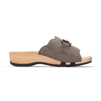 modell-annika-farbe: sand_clogs pantoletten damen mit biegsamer nachhaltiger weidenholzsohle, holzclogs woody, woody schuhe, woody shoes, handgemachte holzschuhe aus österreich, kärnten, metal-accessoires-inchrome-optic