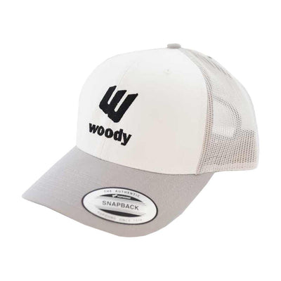 Moderne Trucker-Cap (Schildkappe) von woody, mit Logo-Stick an der Vorderseite, Farbe: Solber/Weiß, Stick Logo: Schwarz