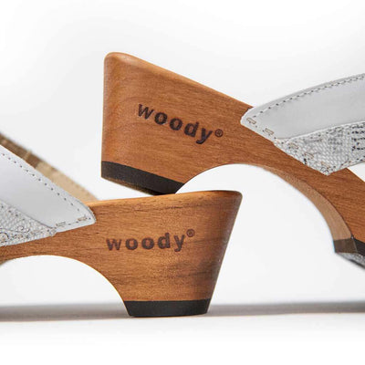 fiona-farbe: treveller blanco(weiss mit städte-print), pantoletten clogs damen mit biegsamer nachhaltiger Holzsohle,holzclogs woody, woody schuhe, woody shoes, handgemachte holzschuhe aus österreich, kärnten