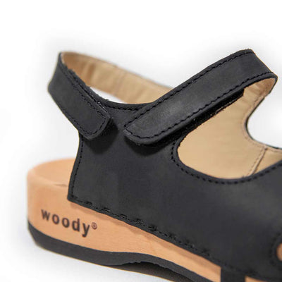 gloria, sandlen clogs damen mit biegsamer nachhaltiger holzsohle, farbe: nero-schwarz, holzclogs woody, woody schuhe, woody shoes, handgemachte holzschuhe aus österreich, kärnten