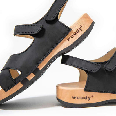 gloria, sandlen clogs damen mit biegsamer nachhaltiger holzsohle, farbe: nero-schwarz, holzclogs woody, woody schuhe, woody shoes, handgemachte holzschuhe aus österreich, kärnten