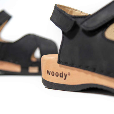 gloria, sandlen clogs damen mit biegsamer nachhaltiger holzsohle, farbe: nero-schwarz, holzclogs woody, woody schuhe, woody shoes, handgemachte holzschuhe aus österreich, kärnten