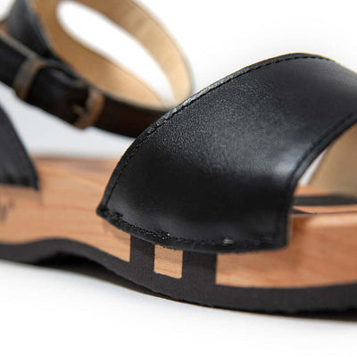 jana, sandalen clogs damen mit biegsamer nachhaltiger holzsohle, farbe: schwarz, holzclogs woody, woody schuhe, woody shoes, handgemachte holzschuhe aus österreich, kärnten