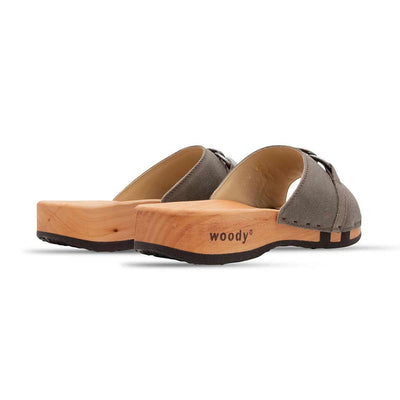 modell-lina-farbe: sand_clogs pantoletten damen mit biegsamer nachhaltiger weidenholzsohle, holzclogs woody, woody schuhe, woody shoes, handgemachte holzschuhe aus österreich, kärnten, metal-accessoires-inchrome-optic. Damenclogs, Damen Clogs - Clogs Dame