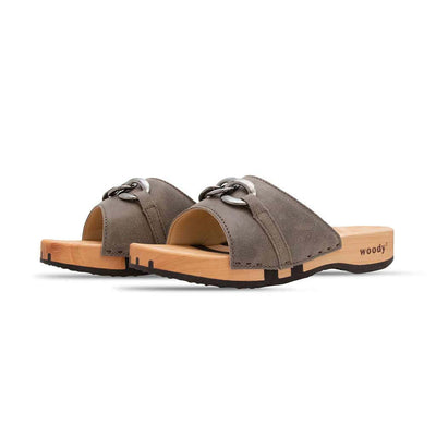 modell-lina-farbe: sand_clogs pantoletten damen mit biegsamer nachhaltiger weidenholzsohle, holzclogs woody, woody schuhe, woody shoes, handgemachte holzschuhe aus österreich, kärnten, metal-accessoires-inchrome-optic. Damenclogs, Damen Clogs - Clogs Dame