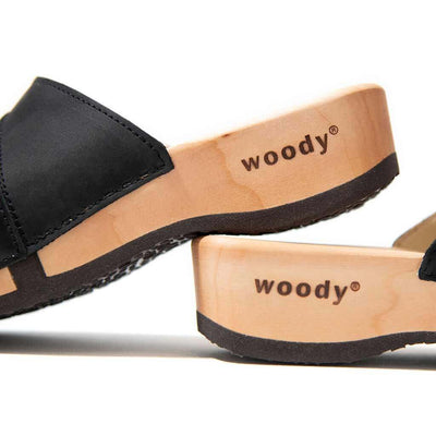 modell-lucy-farbe: nero-schwarz_clogs pantoletten damen mit biegsamer nachhaltiger weidenholzsohle, holzclogs woody, woody schuhe, woody shoes, handgemachte holzschuhe aus österreich, kärnten