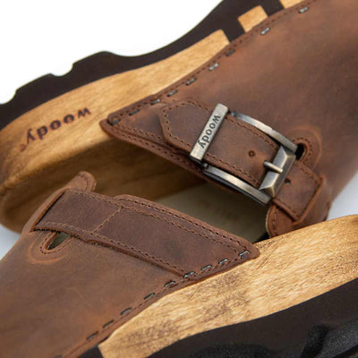 lukas, clogs herren mit biegsamer nachhaltiger holzsohle, der bestseller, farbe: tabacco-braun, holzclogs woody, woody schuhe, woody shoes, handgemachte holzschuhe aus österreich, kärnten