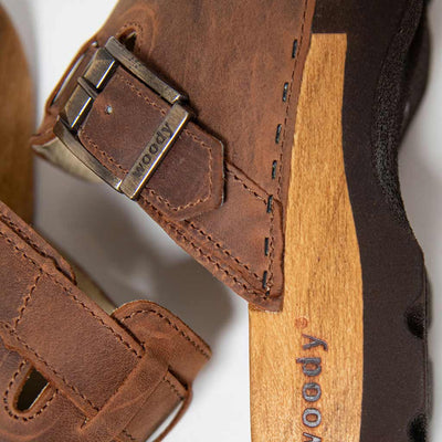 lukas, clogs herren mit biegsamer nachhaltiger holzsohle, der bestseller, farbe: tabacco-braun, holzclogs woody, woody schuhe, woody shoes, handgemachte holzschuhe aus österreich, kärnten