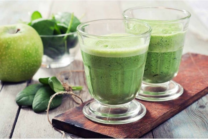Green carrot apple smoothie